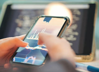 Investor overujúci transparentný proces výberu a prevodu finančných prostriedkov