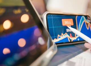 Obchodník na viacerých trhoch analyzujúci Bitcoin, Ethereum a forexové opcie