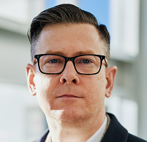 Alexander Hughes CEO portrét vedúceho pracovníka spoločnosti pre obchodovanie s kryptomenami
